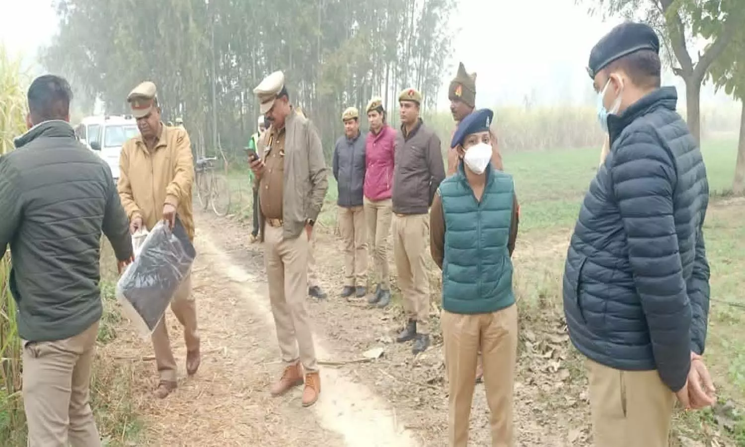 Girls dead body found in the field in Hardoi, suspected of murder