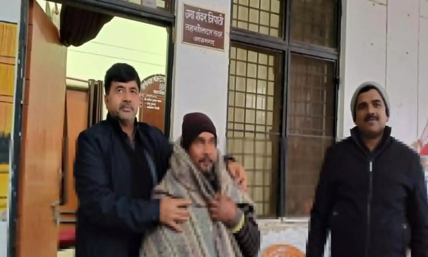 Sadar Tehsildar distributed blankets to the poor in severe cold in Azamgarh