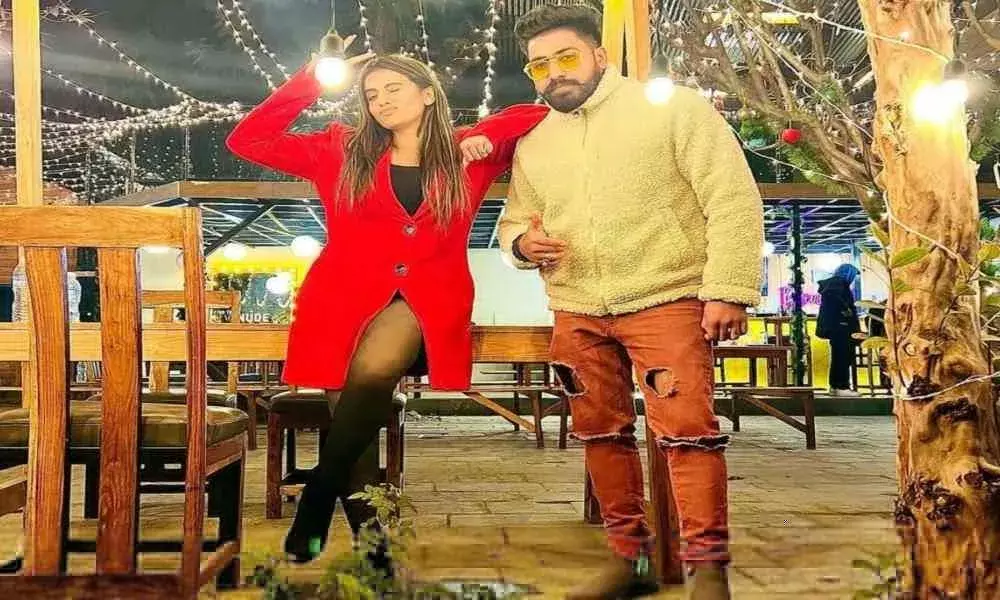 Bhojpuri: भोजपुरी हिरोइन अक्षरा सिंह ने नेपाल में मनाया नए साल का जश्न, तस्वीरों में उनके साथ दिखा मिस्ट्री मैन
