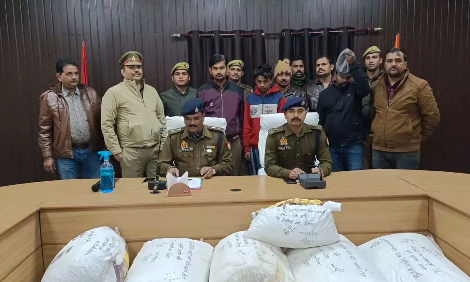 Police caught two interstate ganja smugglers in Fatehpur, recovered ganja worth 25 lakhs