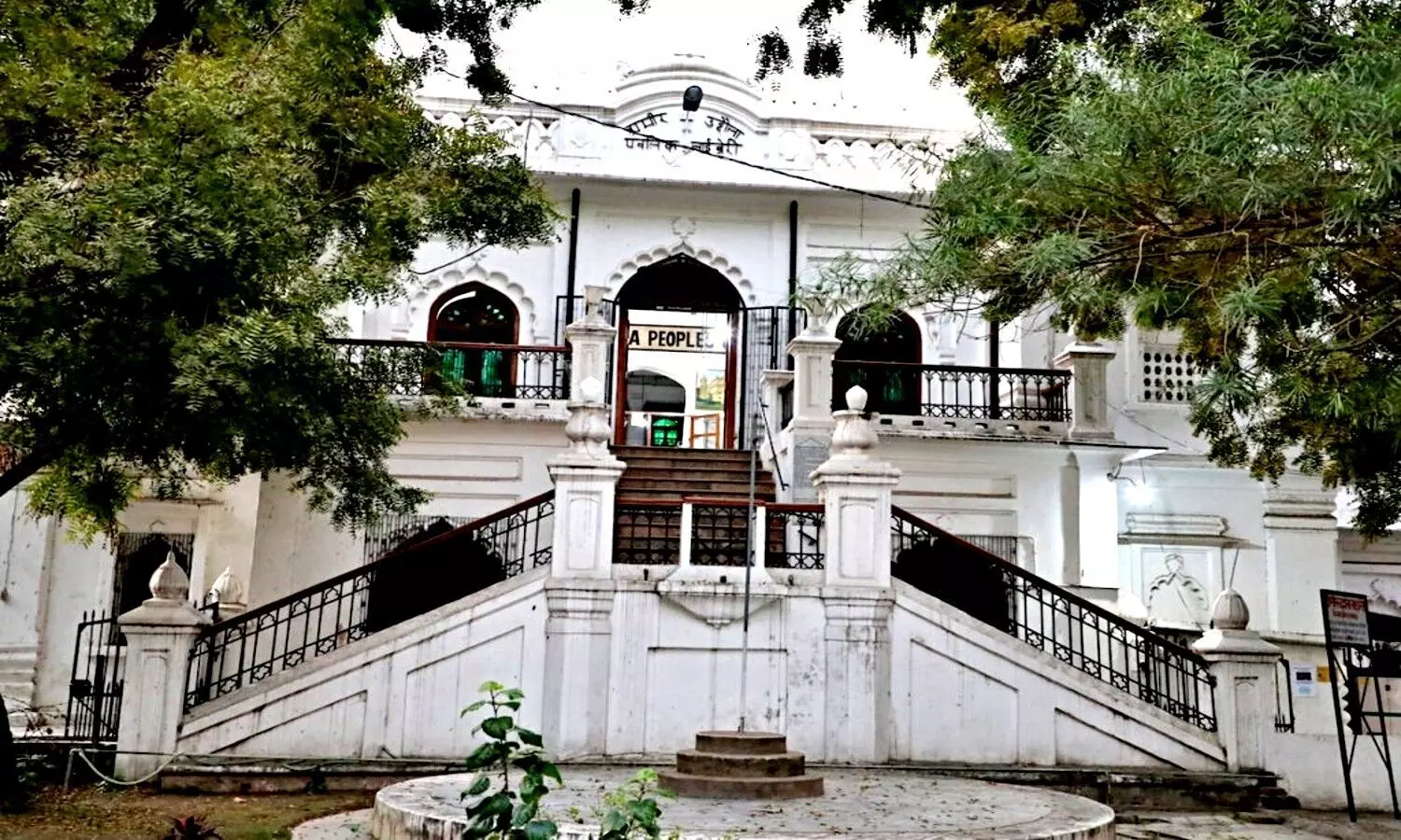 Lucknow Famous Library: सबसे पुरानी अमीरुद्दौला लाइब्रेरी, बुक लवर्स के लिए जन्नत से कम नहीं ये जगह
