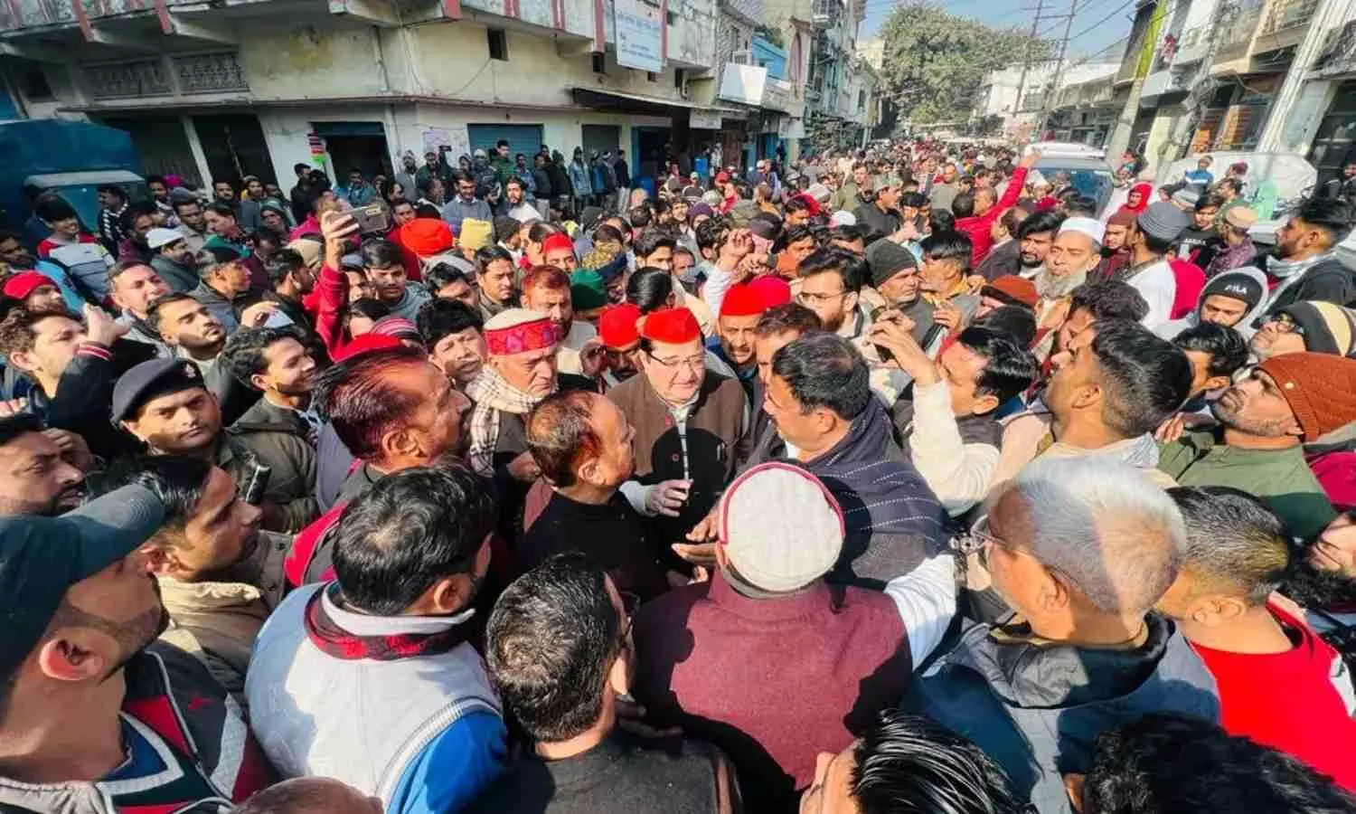 Samajwadi Party delegation met homeless people in Haldwani