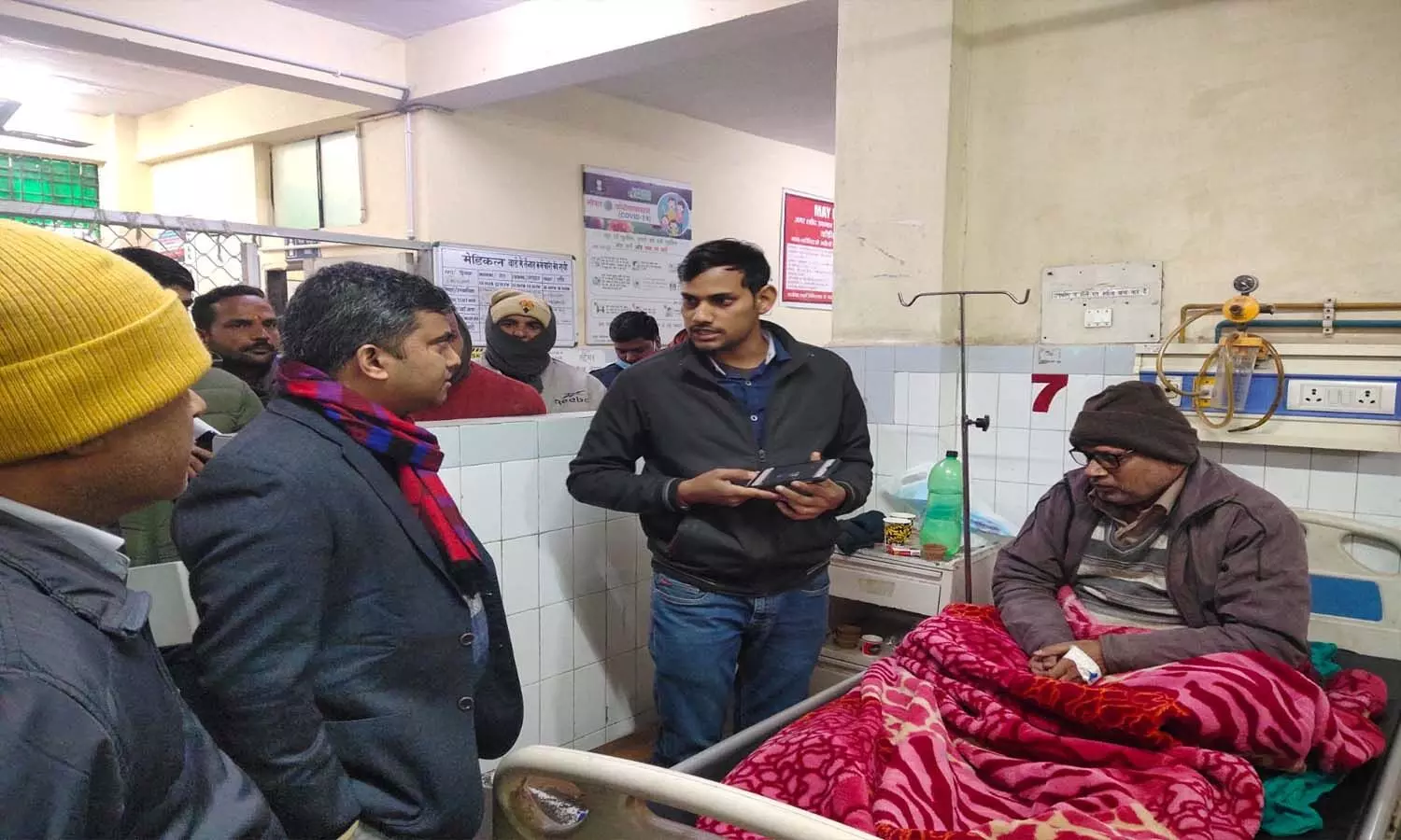After inspecting the district hospital in Jaunpur, the DM ordered to deduct the salary of 5 personnel including the doctor.