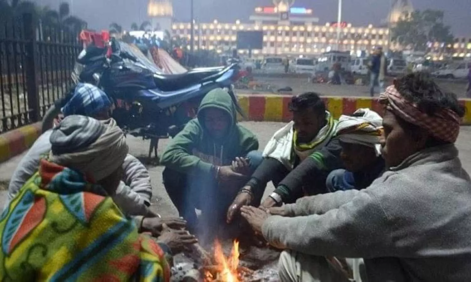 jaunpur temperature reached 4.6 degree people are saving lives by lighting bonfires