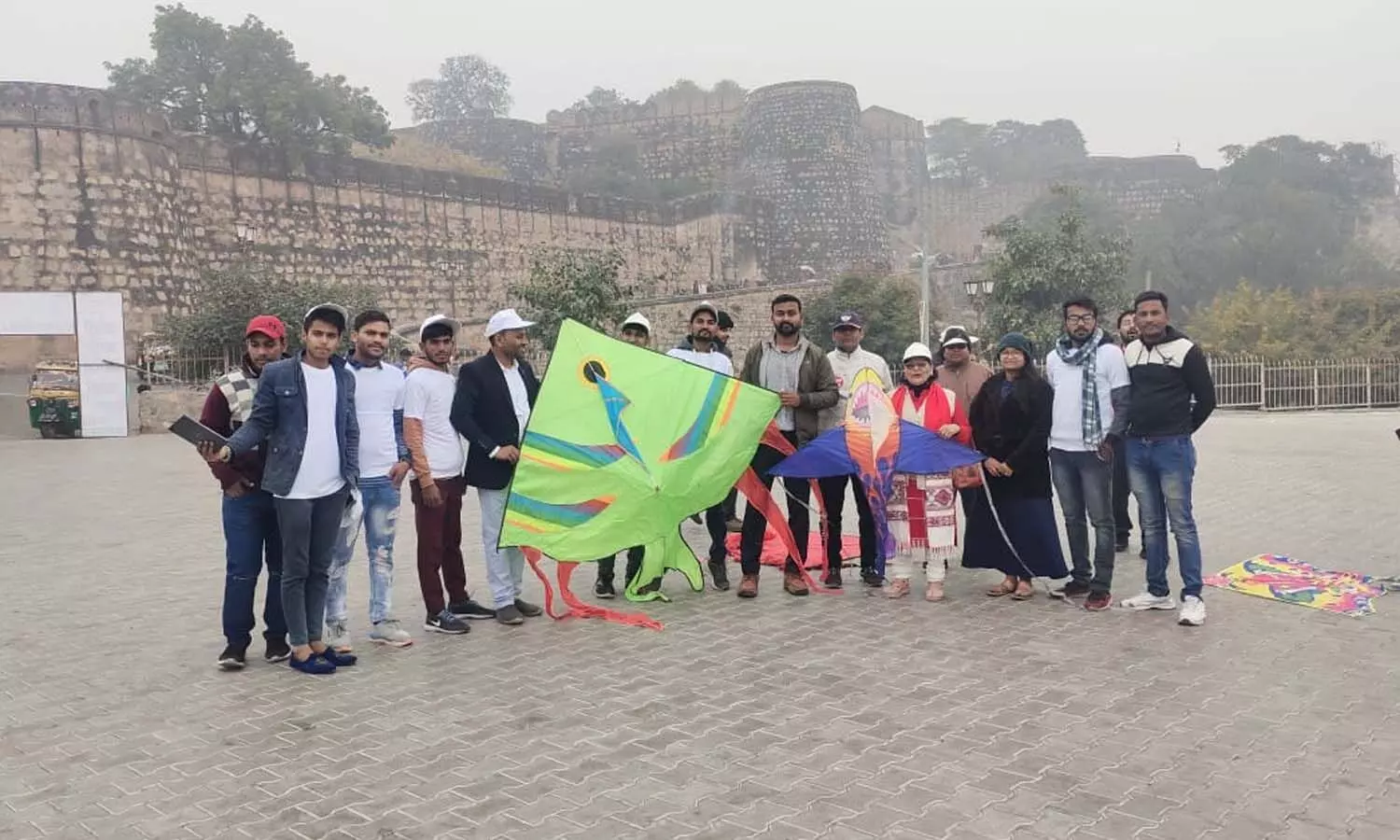 Jhansi News: कचरा प्रबंधन का सन्देश देने के लिए पतंग उत्सव का आयोजन, उड़ाए गए नीले-हरे पतंग