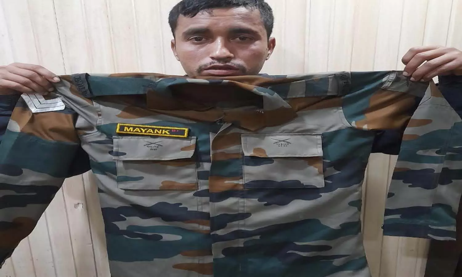 Police arrested the young man who came to cheat wearing army uniform, army uniform and documents were recovered