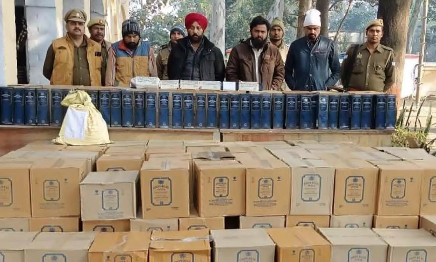 Four smugglers including English liquor worth 50 lakh arrested in Shahjahanpur, used to smuggle from Chandigarh to UP