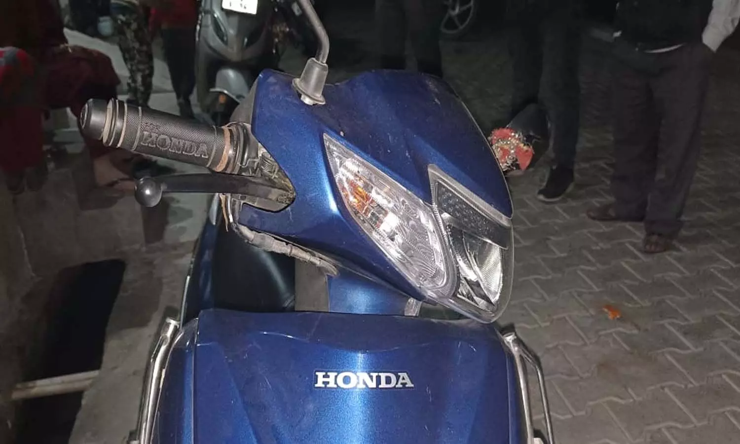 In Aligarh, scooty riding mother and daughter were robbed by bike riding robbers, police engaged in investigation