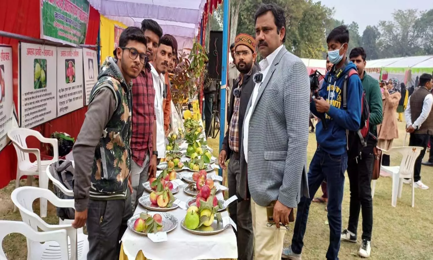 Guava festival held in Khusro Bagh of Prayagraj Guava of many species became the center of attraction