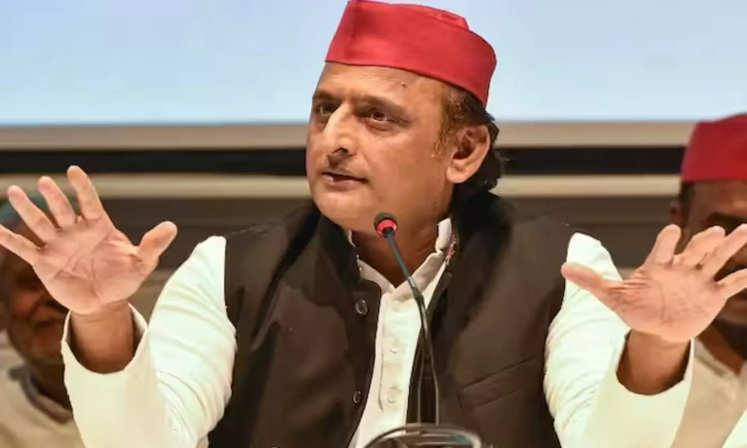 Akhilesh Yadav holding a meeting in Samajwadi Party office