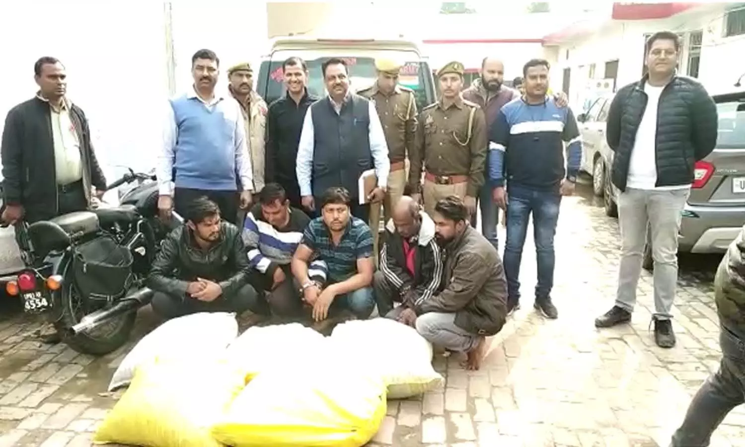 Anti-Narcotics Task Force and police station caught hemp worth Rs 75 lakh in Firozabad