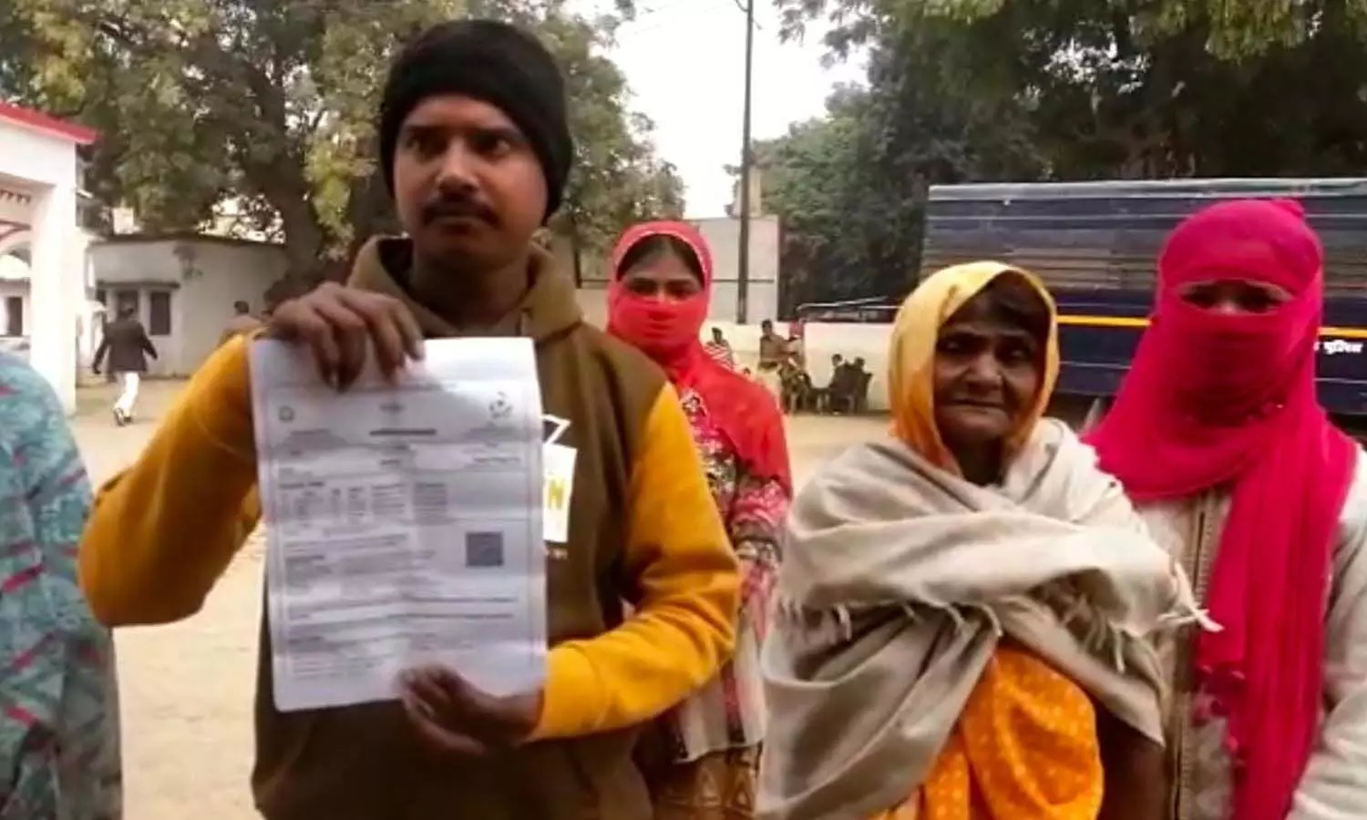 Families forced to migrate due to fear of land mafia in Pratapgarh