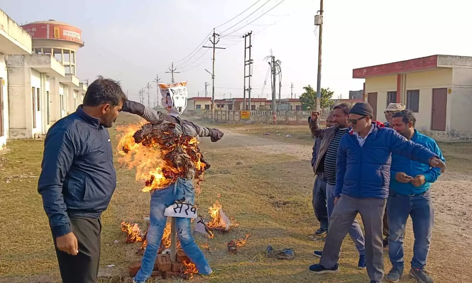 Allottees without possession of Housing Development Council in Meerut burnt the effigy of BJP government