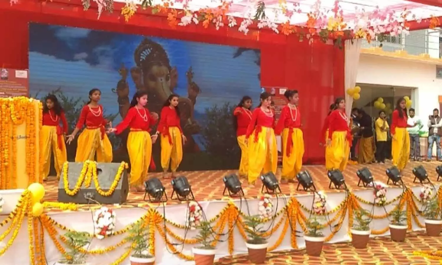 Sonbhadra News: सांस्कृतिक कार्यक्रमों में बच्चों ने दिखाए विविध रंग, मुख्य सचिव हुए बच्चों से रूबरू, दी सीख