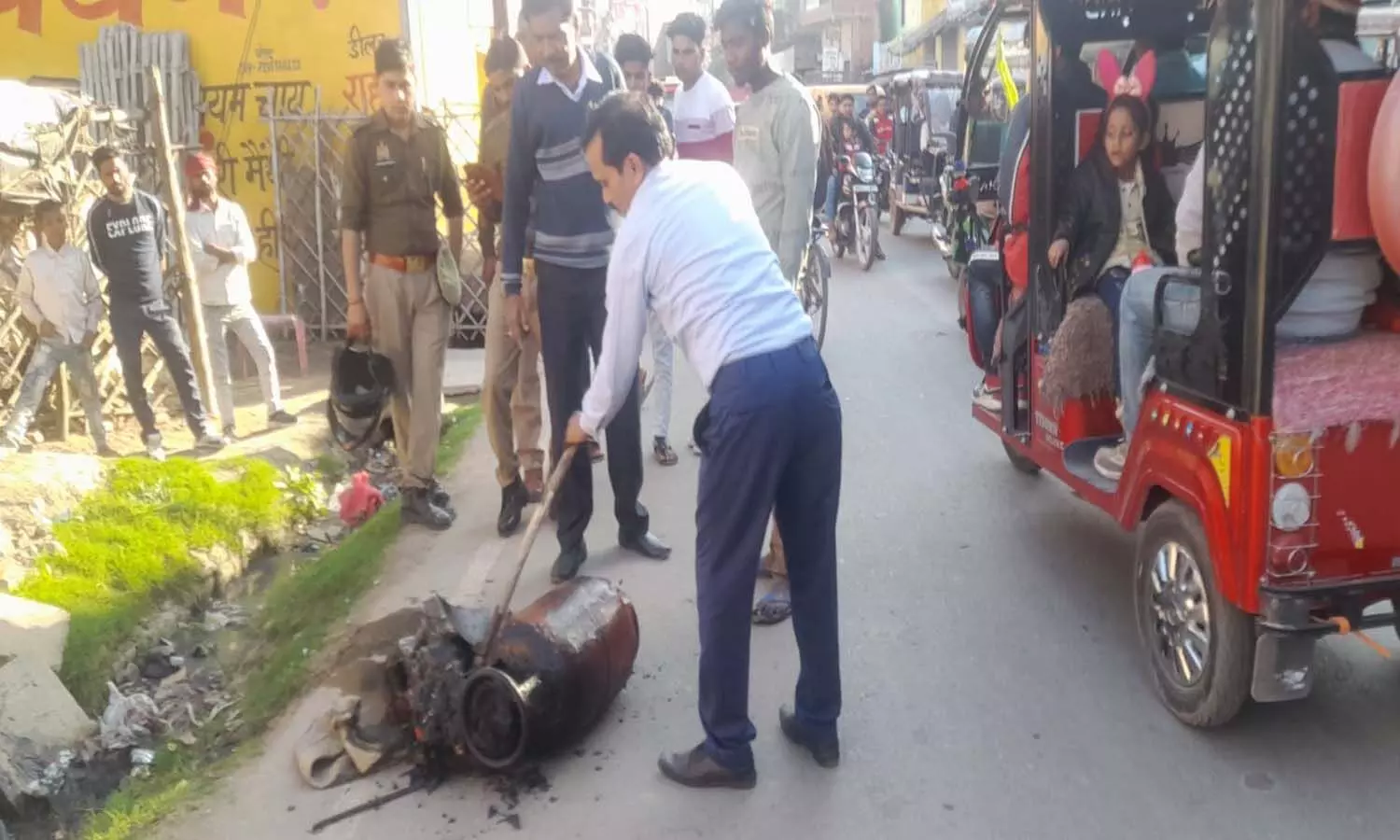 Fire broke out due to leakage of domestic gas cylinder in Hamirpur, four people got scorched