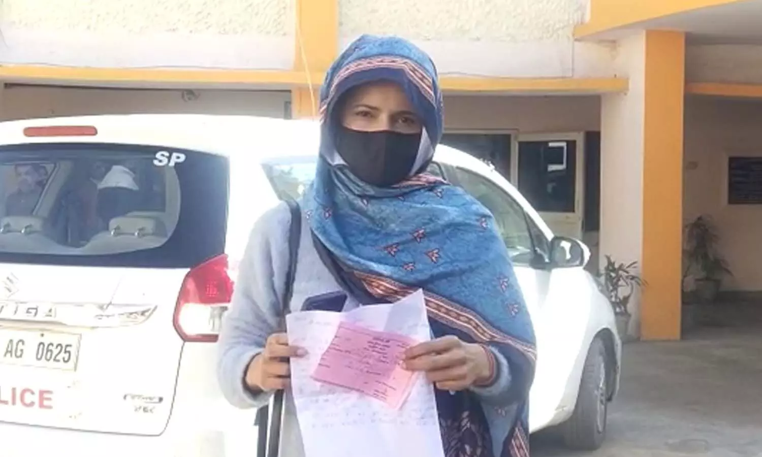 Agra News: महिला ने पुलिस को दिया अल्टीमेटम, कहा 24 घण्टे में नही हुई सीनियर एडवोकेट की गिरफ्तारी तो कर लूंगी आत्मदाह
