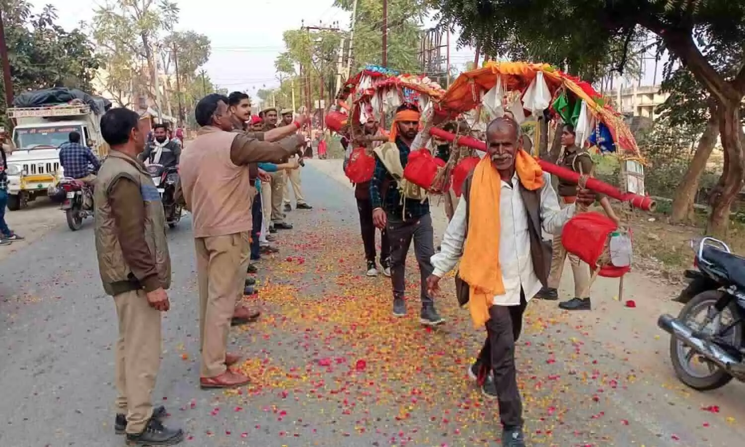 Etawah Police showered flowers on the Kavadis