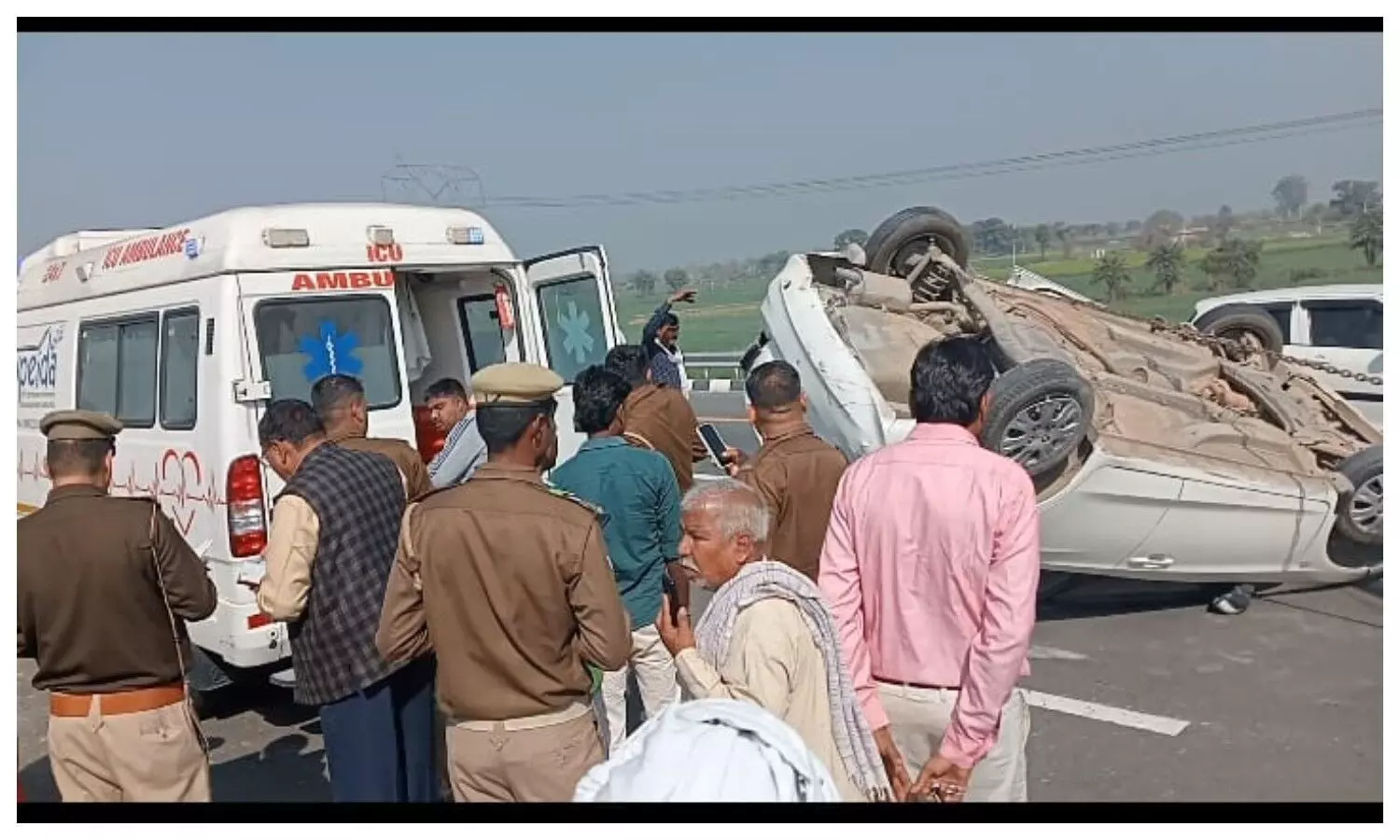 Car Overturned on Agra Lucknow Expressway