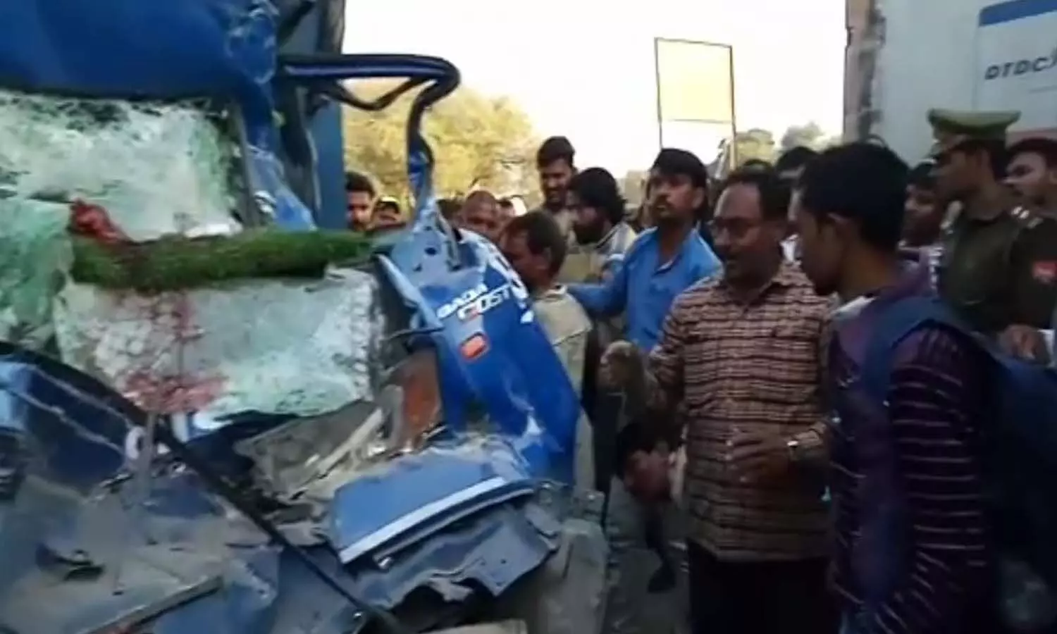 Fatehpur: DCM collided from behind in a standing dumper truck, driver Khalasi died