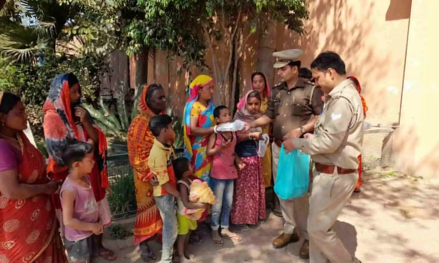 Hapur Police Distributed Pichkari Colors And Sweets