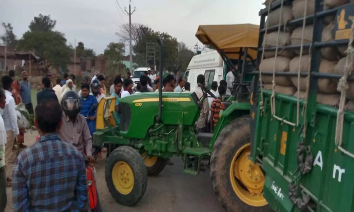 Tractor crushed girl going home in Jalaun, death
