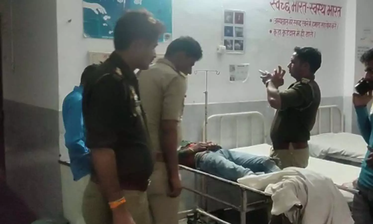 One youth died in a road accident in Firozabad, more than half a dozen injured