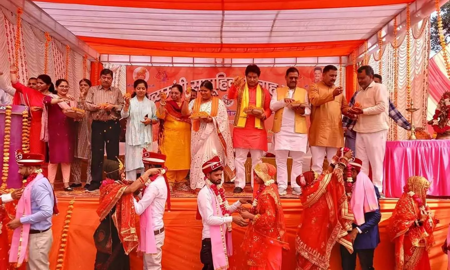 151 pairs of each other in Etawah, BJP MLA Sarita Bhadoria blessed the bride and groom