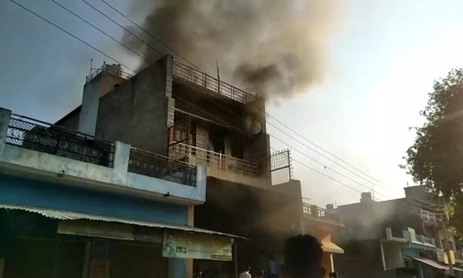 massive fire breaks out in house and grocery warehouse in Mahoba