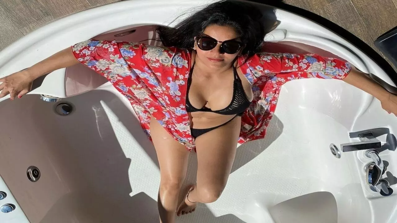 Monalisa Hot Photos: बाथटब में मोनालिसा ने दिखाया अपना अबतक का सबसे किलर अंदाज, फैंस हुए बेहाल