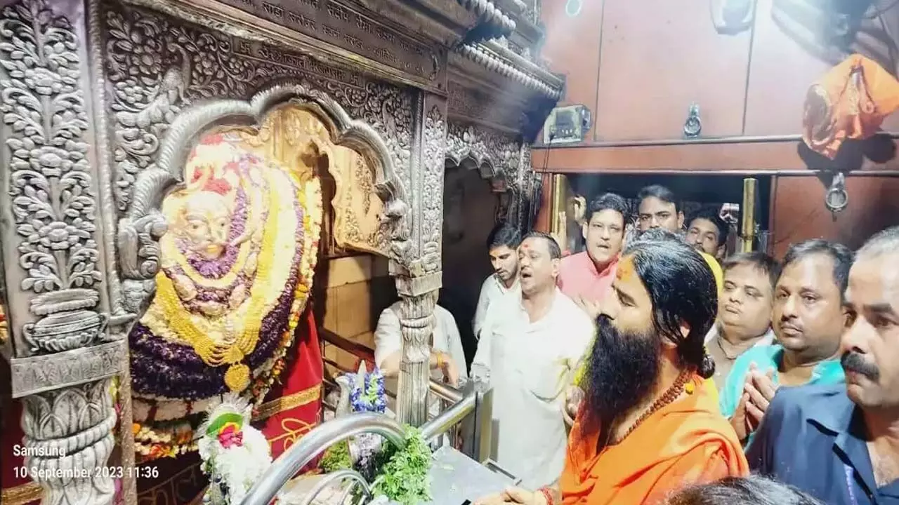 Yoga Guru Baba Ramdev performed Rudrabhishek after visiting Kashi Vishwanath temple