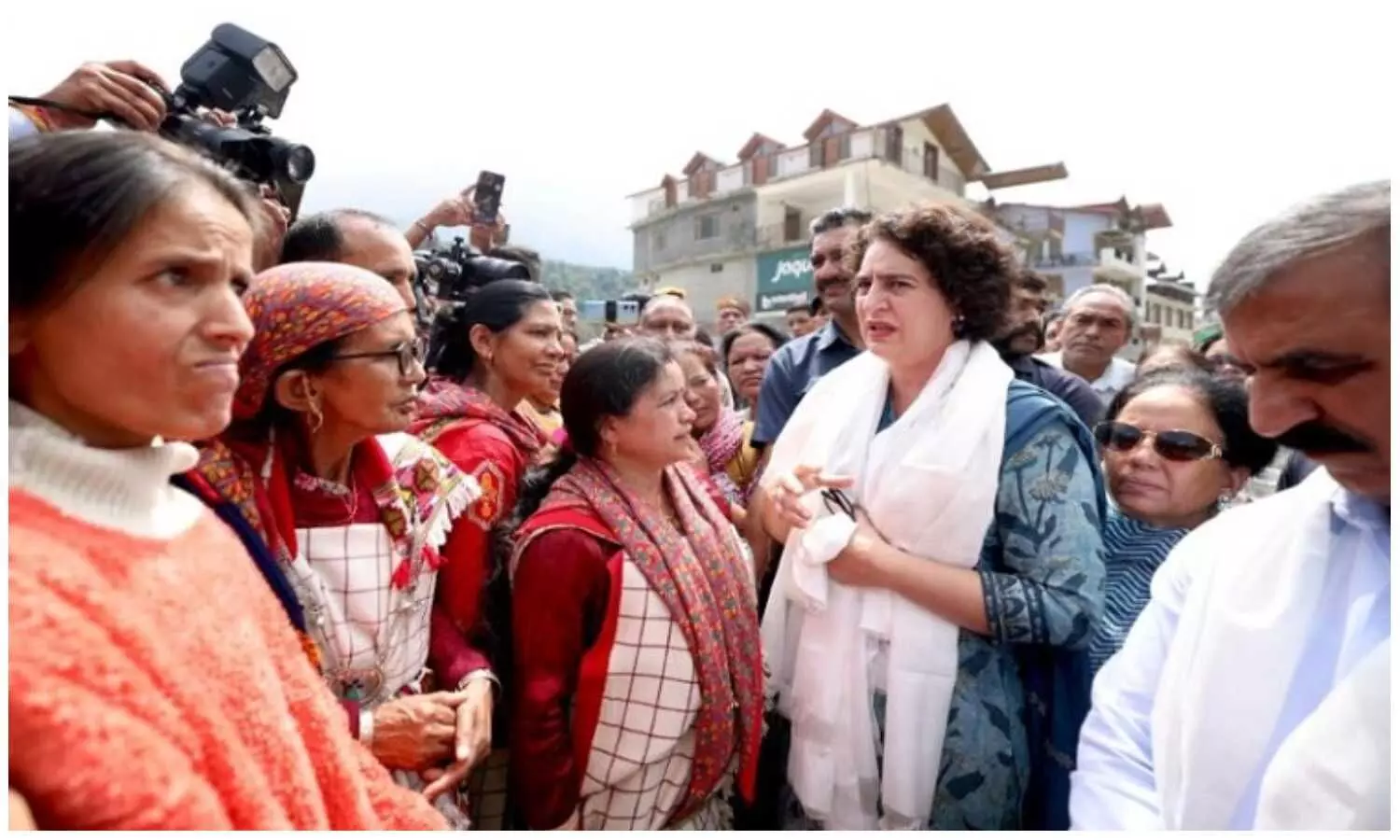 priyanka gandhi meet disaster affected people of himachal pradesh