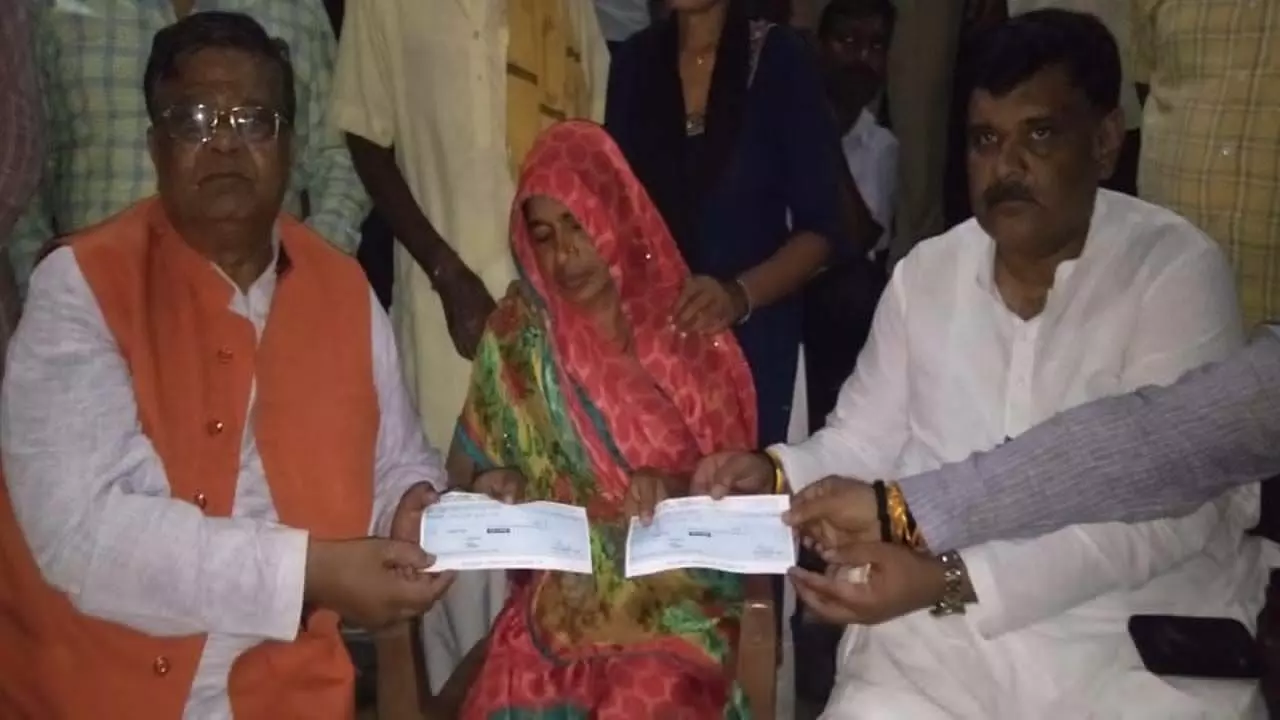 MLA Kailash Rajput and MP Subrata Pathak providing financial help to the victims family