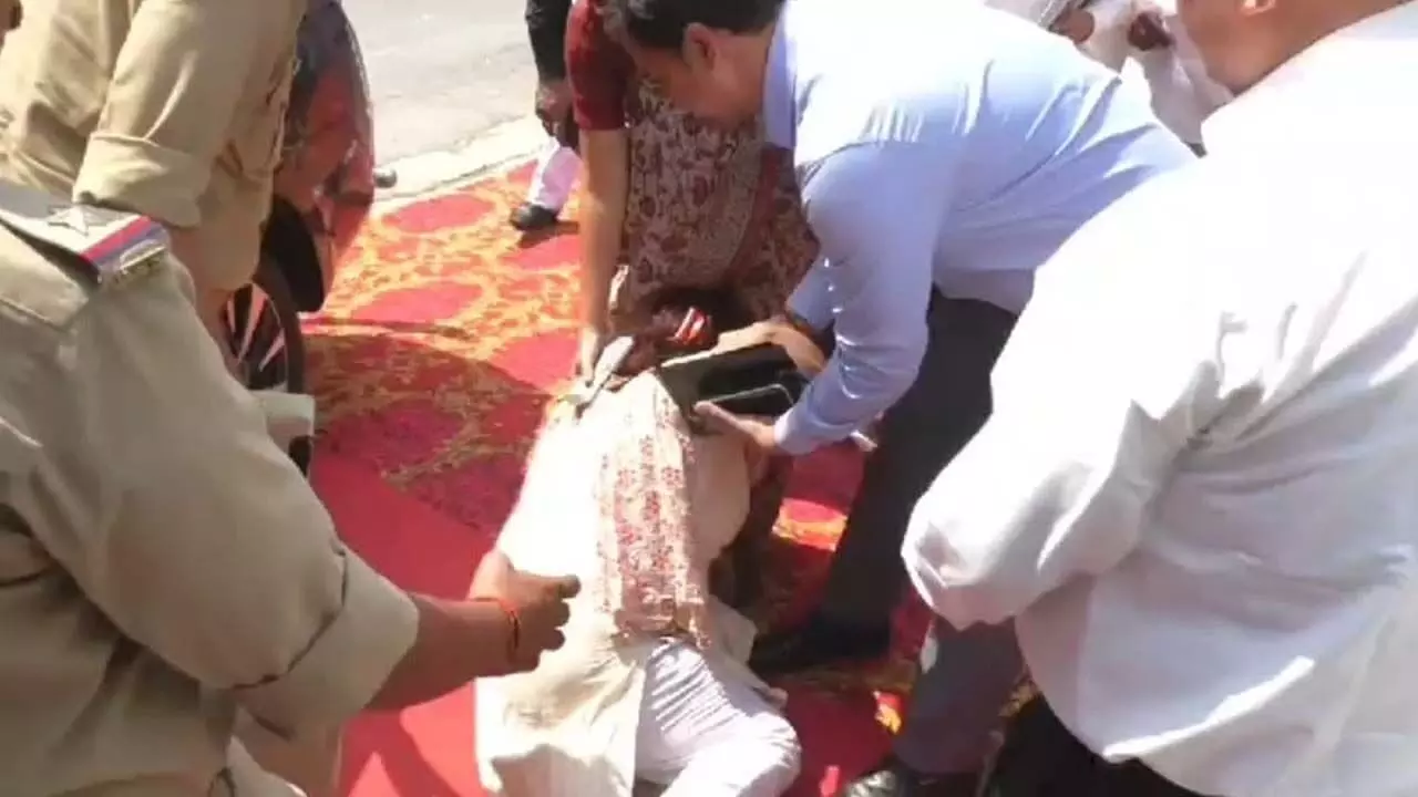 Sitapur News: कमिश्नर के पैरों में गिरी भाजपा महिला मोर्चा की मंडल अध्यक्ष, जानें पूरा मामला