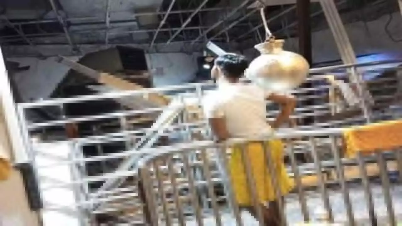 Fall ceiling collapses in Anandeshwar temple of Parmat, stampede among devotees