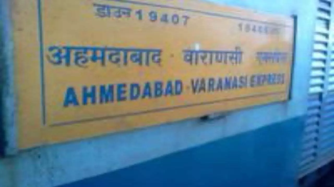 Hardoi News: इंजन में आई तकनीकी खराबी, एक घंटे तीस मिनट खड़ी रही ट्रेन, यात्रियों को उठानी पड़ी असुविधा