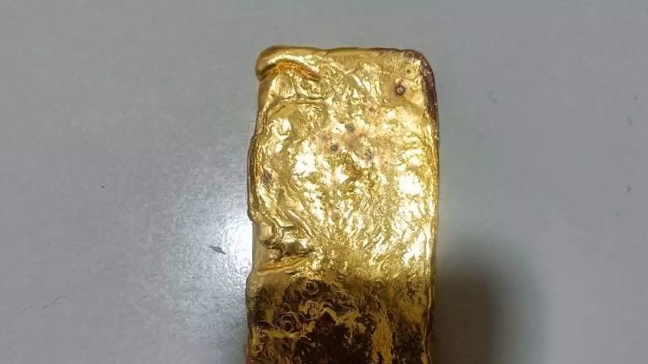 Gold paste worth Rs 50 lakh caught at Babatpur airport, passengers had come from Shahjahan