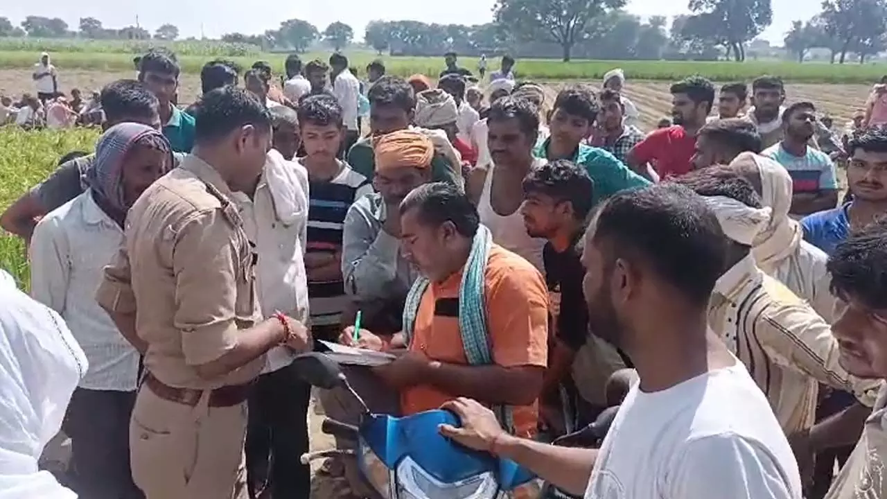 Farmers body found hanging from a tree under suspicious circumstances, police engaged in investigation