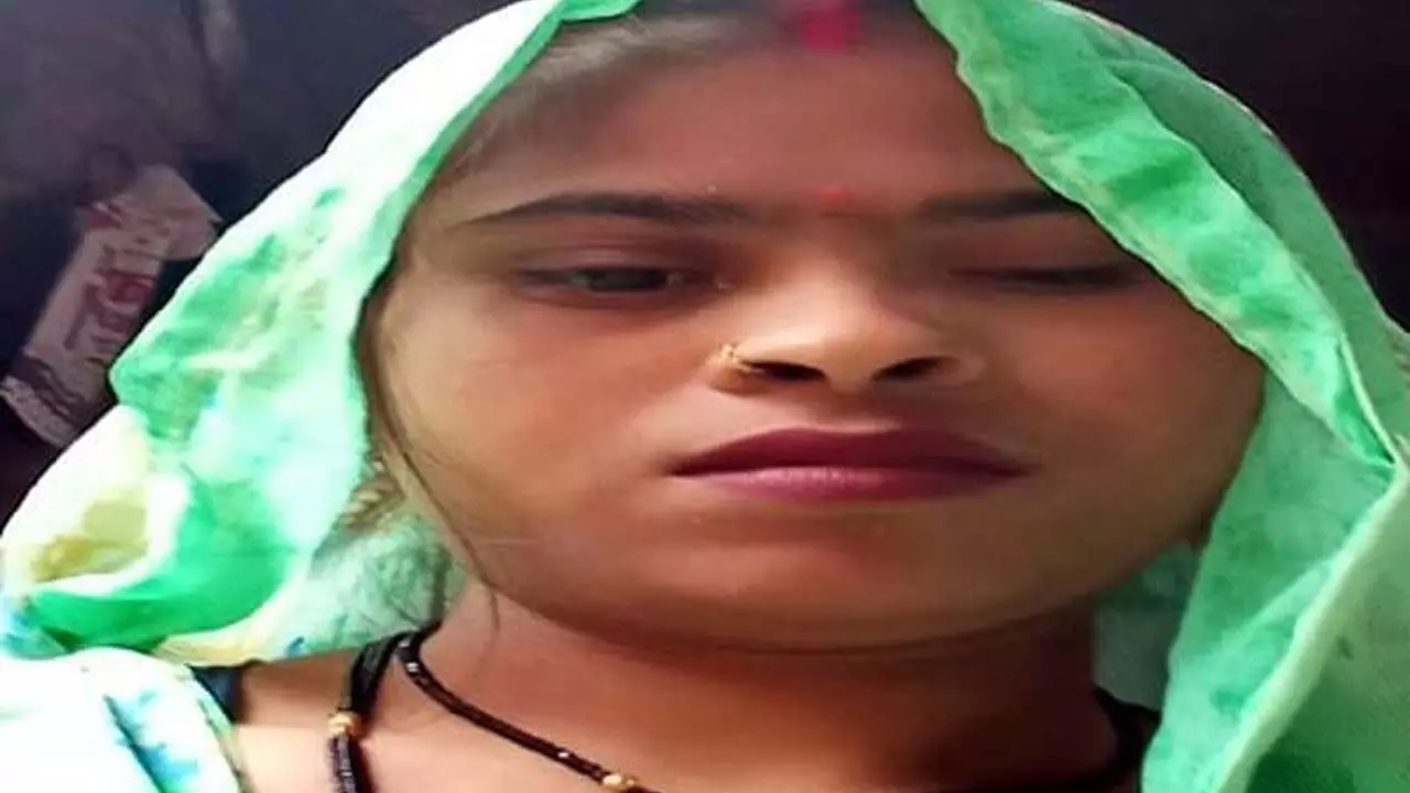 There was a fight between Mia and Bibi in Jhansi, Mia committed suicide by drinking acid