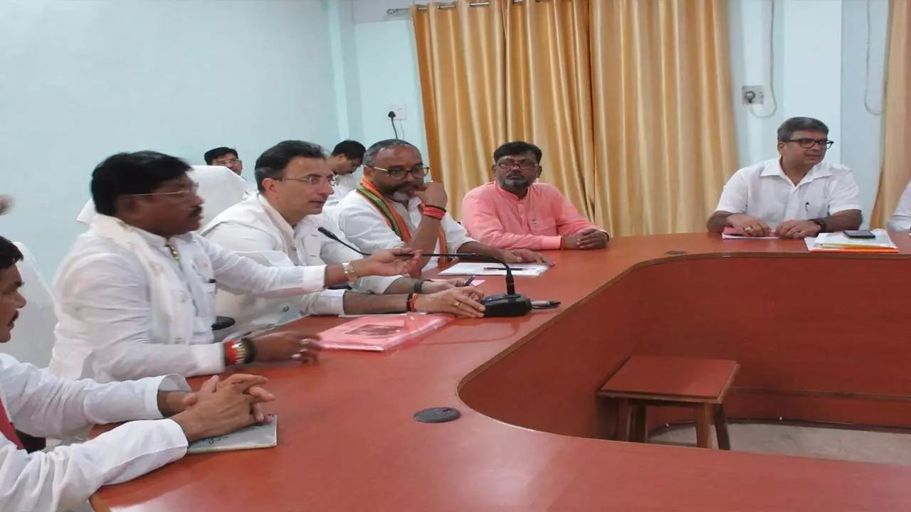 PWD Minister Jitin Prasad held a meeting with officials in Sonbhadra