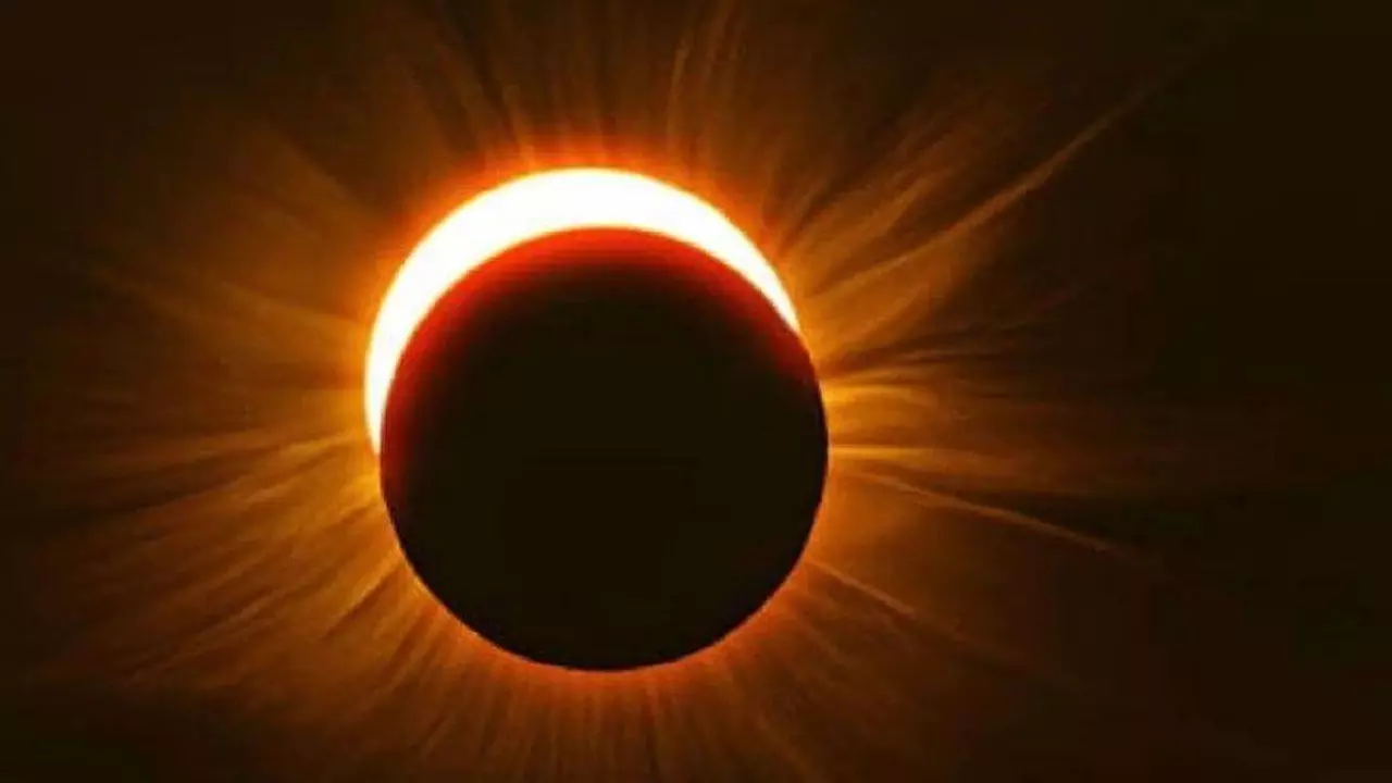 Surya Grahan 2023: आज लगेगा आखिरी सूर्य ग्रहण, राशि के अनुसार मंत्र जाप करने पर नहीं पड़ेगा दुष्प्रभाव