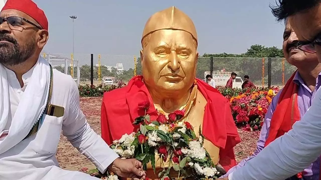 People paid tribute to Mulayam Singh Yadav on his death anniversary, Ram Gopal, Shivpal seen with Akhilesh