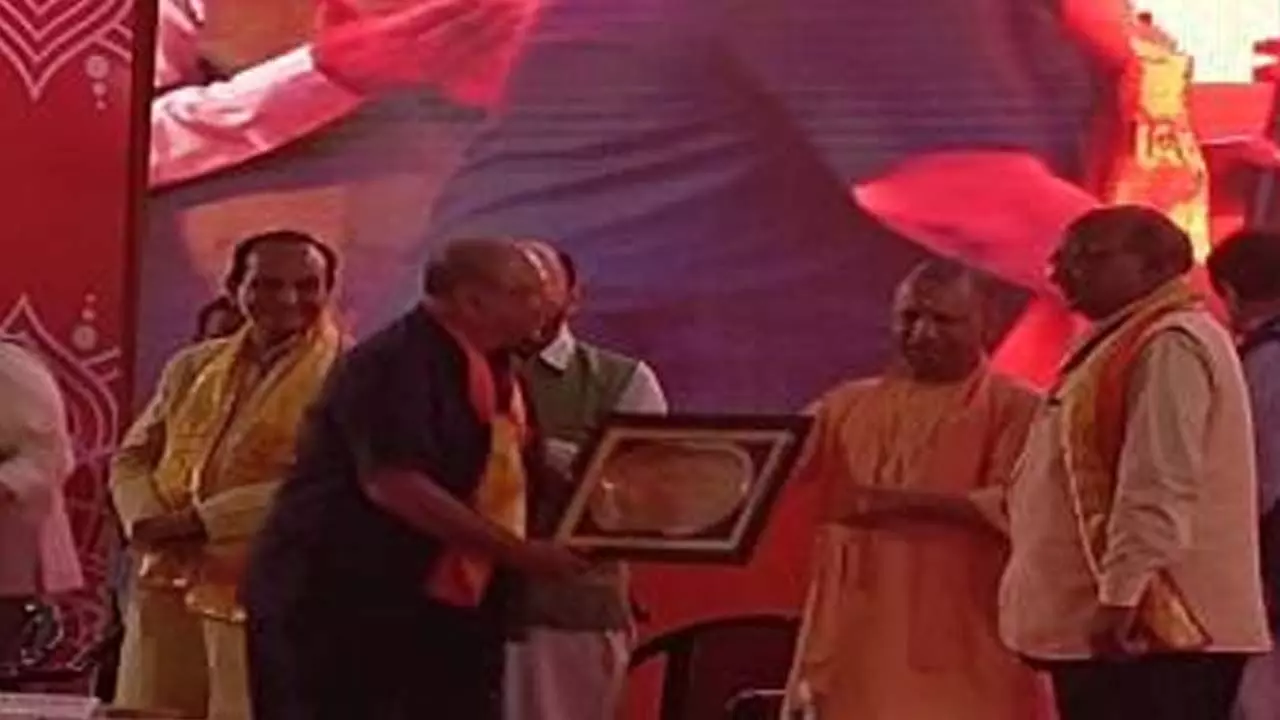 CM Yogi Adityanath honored businessman Sanjeev Aggarwal