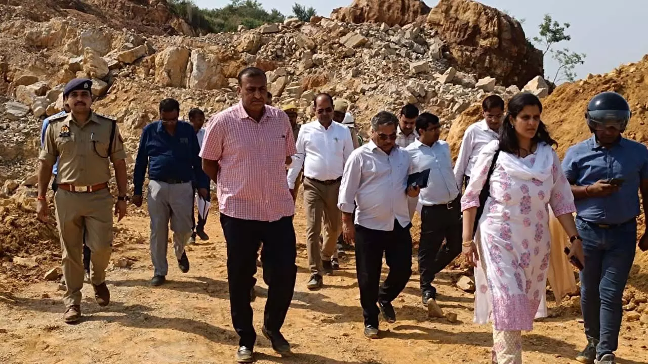 Sonbhadra News: प्रमुख सचिव-खनन निदेशक ने जांची खनन क्षेत्र की स्थिति, परमिट कालाबाजारी-खनन की गड़बड़ियों पर हो सकती है बड़ी कार्रवाई