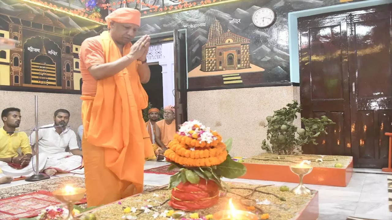 On the first day of Shardiya Navratri, CM Yogi installed the Kalash and worshiped Shailputri