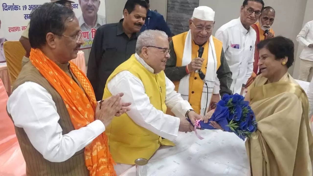 Rajasthan Governor Kalraj Mishra congratulated former Lucknow Mayor Sanyukta Bhatia on her birthday by gifting her a bouquet