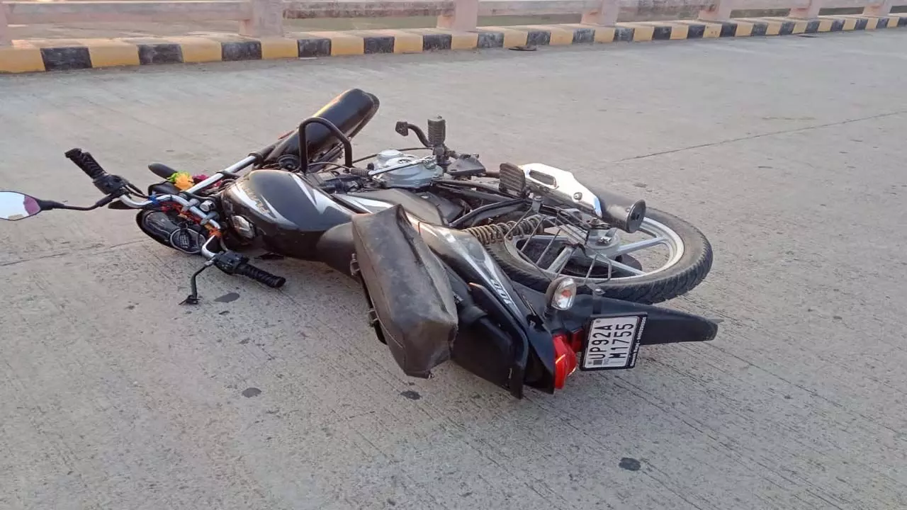 Bike riding youth collided with the railing of the bridge, two youth died