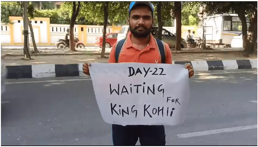 Virat Kohli Fan: किंग कोहली का जबरा फैन! दोस्तों से लेता है उधार, रेलवे स्टेशन पर काट रहा रातें; 22 दिन से विराट से मिलने के लिए कर रहा पीछा