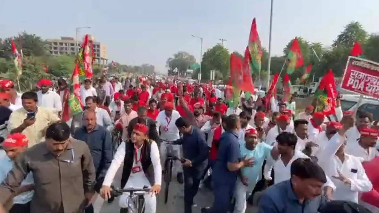 Akhilesh participated in SPs PDA Yatra, rode bicycle on Purvanchal Expressway with supporters