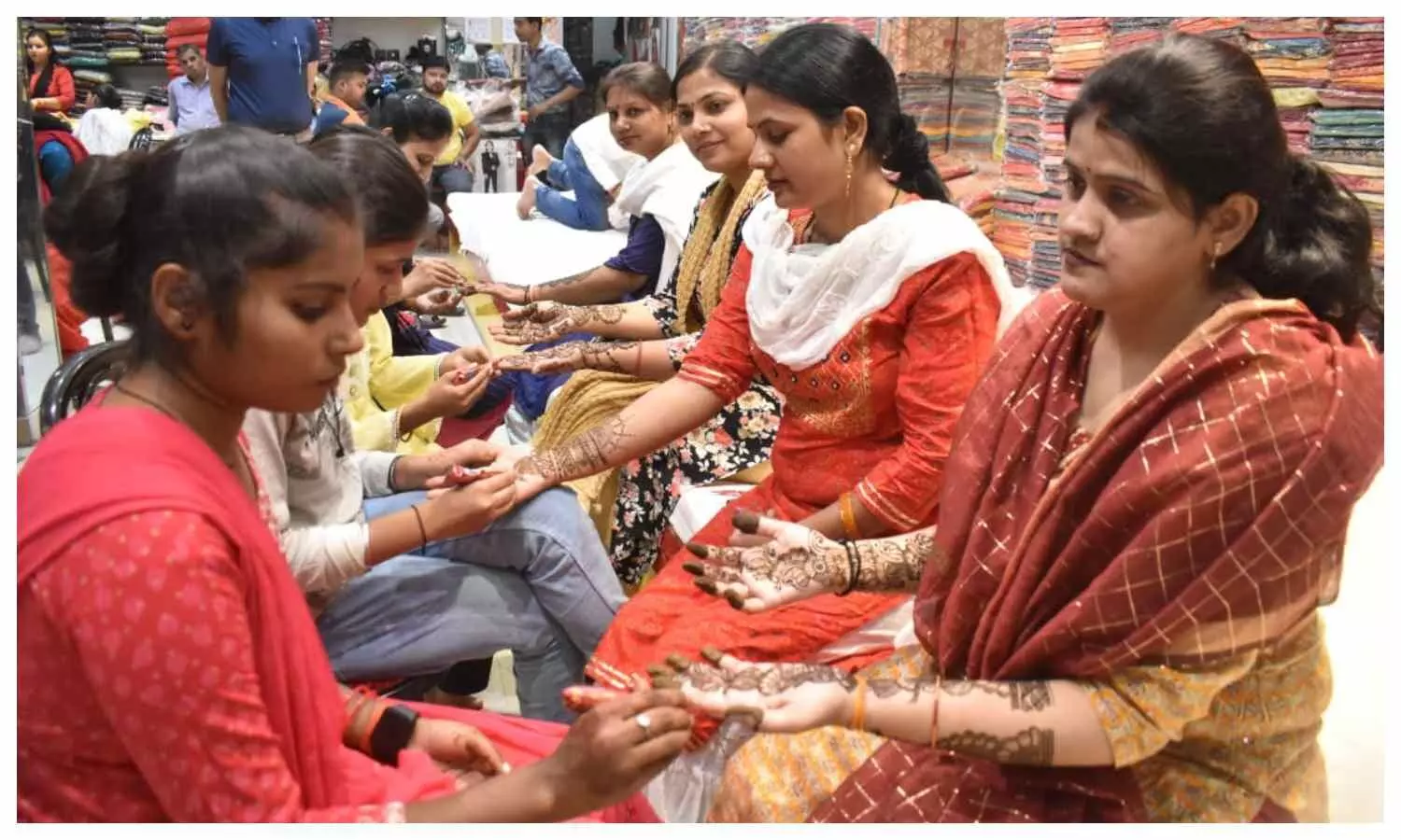 Crowd of women started getting mehendi applied at shops on Karva Chauth