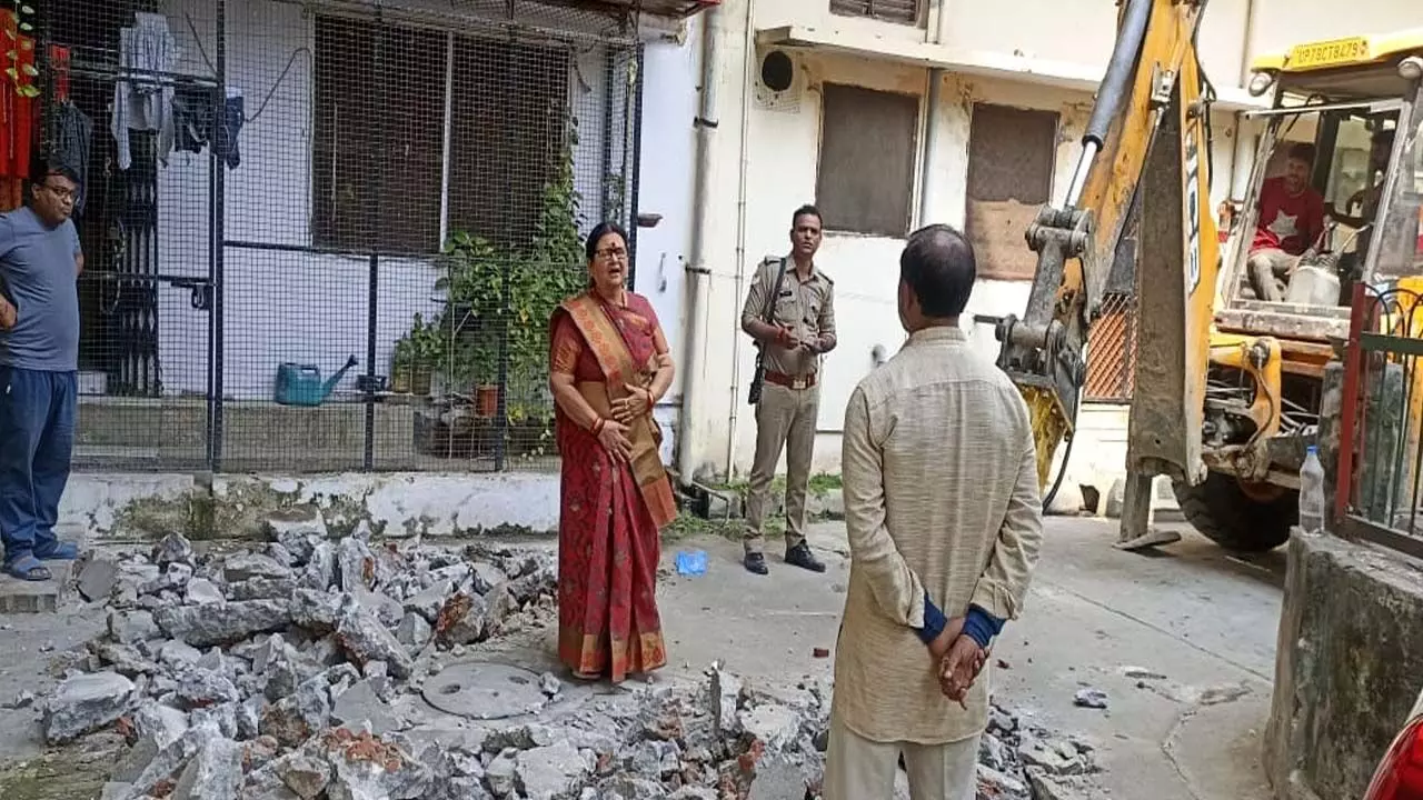 Mayor Pramila Pandey reprimanded the officials for digging the road built in Kanpur